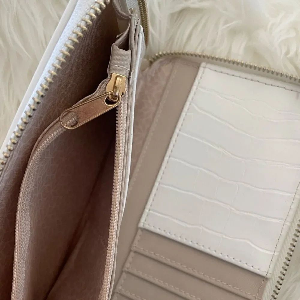 White  wallet - Picture 4 of 4